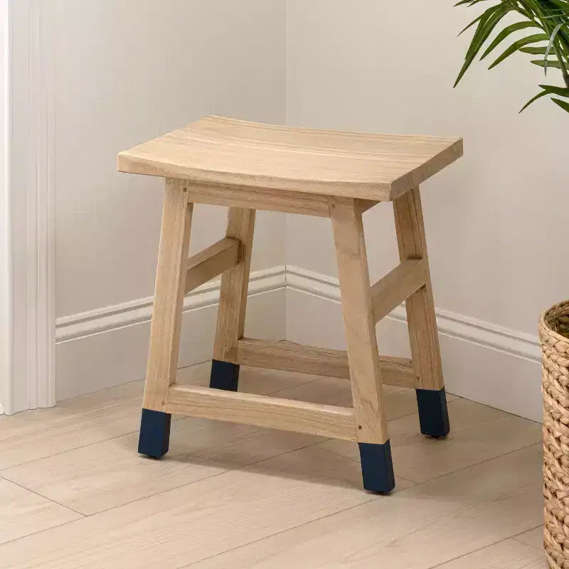 Tabouret d'appoint classique décontracté en bois massif fait à la main avec pieds inclinés
