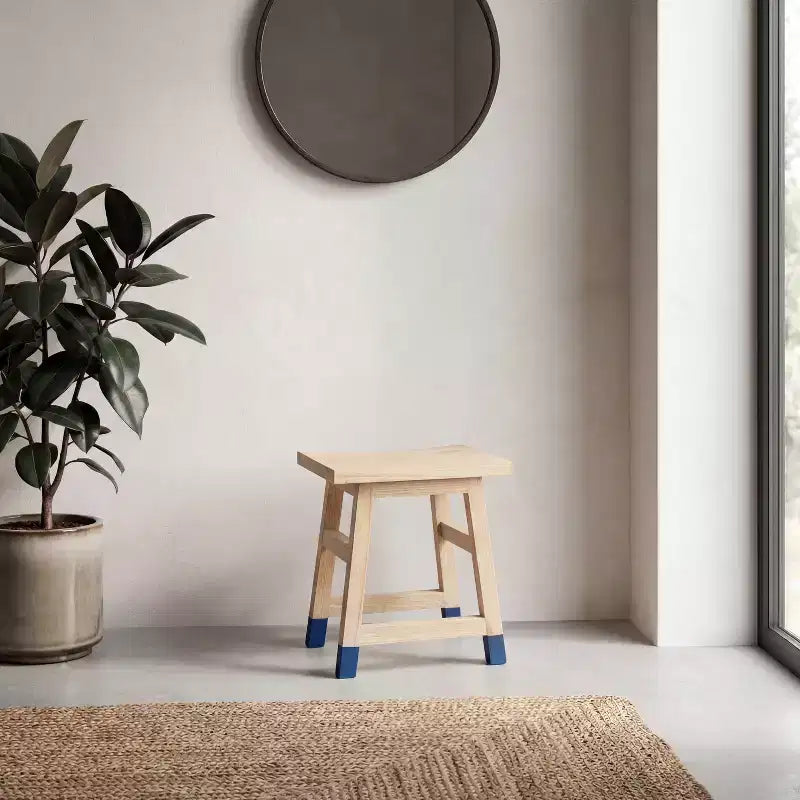 Tabouret d'appoint classique décontracté en bois massif fait à la main avec pieds inclinés